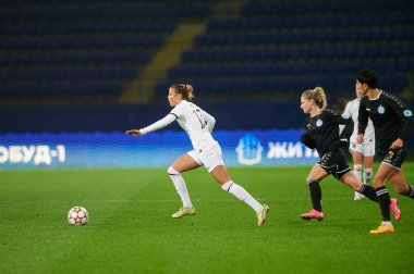 KHARKIV, UKRAINE - 8 Aralık 2021: Celin Bizet Ildhusey. UEFA Kadınlar Ligi 'nin futbol maçı Zhilstroi-1 PSG' ye karşı.. 