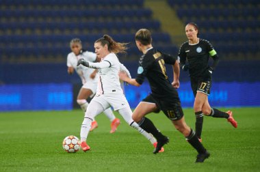 KHARKIV, UKRAINE - 8 Aralık 2021: Ramona Bachmann. UEFA Kadınlar Ligi 'nin futbol maçı Zhilstroi-1 PSG' ye karşı.. 