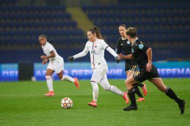 KHARKIV, UKRAINE - 8 Aralık 2021: Ramona Bachmann. UEFA Kadınlar Ligi 'nin futbol maçı Zhilstroi-1 PSG' ye karşı.. 