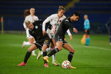 KHARKIV, UKRAINE - 8 Aralık 2021: Celin Bizet Ildhusey. UEFA Kadınlar Ligi 'nin futbol maçı Zhilstroi-1 PSG' ye karşı.. 