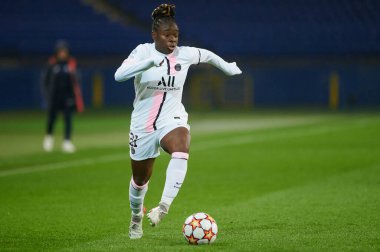 KHARKIV, UKRAINE 8 ARALIK 2021 Sandy Baltimore. UEFA Kadınlar Ligi 'nin futbol maçı Zhilstroi-1 PSG' ye karşı.. 