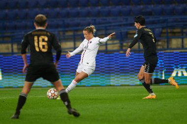 KHARKIV, UKRAINE - 8 Aralık 2021: Celin Bizet Ildhusey. UEFA Kadınlar Ligi 'nin futbol maçı Zhilstroi-1 PSG' ye karşı.. 