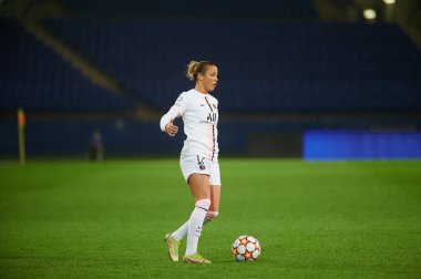 KHARKIV, UKRAINE - 8 Aralık 2021: Celin Bizet Ildhusey. UEFA Kadınlar Ligi 'nin futbol maçı Zhilstroi-1 PSG' ye karşı.. 