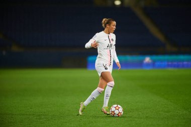 KHARKIV, UKRAINE - 8 Aralık 2021: Celin Bizet Ildhusey. UEFA Kadınlar Ligi 'nin futbol maçı Zhilstroi-1 PSG' ye karşı.. 