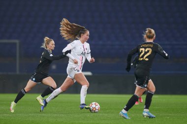 KHARKIV, UKRAINE - 8 Aralık 2021 Jordyn Huitema. UEFA Kadınlar Ligi 'nin futbol maçı Zhilstroi-1 PSG' ye karşı.. 