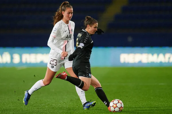 KHARKIV, UKRAINE - 8 Aralık 2021 Jordyn Huitema. UEFA Kadınlar Ligi 'nin futbol maçı Zhilstroi-1 PSG' ye karşı.. 