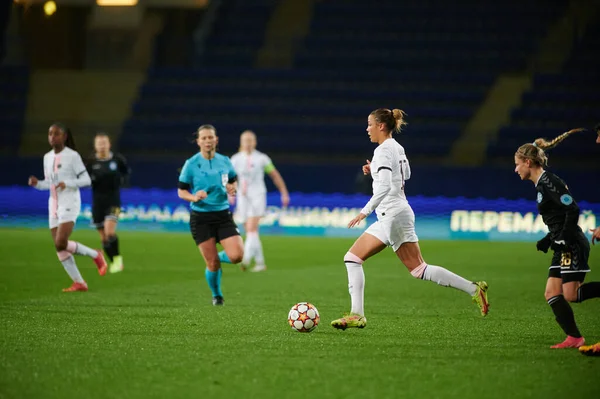 KHARKIV, UKRAINE - 8 Aralık 2021: Celin Bizet Ildhusey. UEFA Kadınlar Ligi 'nin futbol maçı Zhilstroi-1 PSG' ye karşı.. 