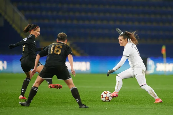 KHARKIV, UKRAINE - 8 Aralık 2021: Ramona Bachmann. UEFA Kadınlar Ligi 'nin futbol maçı Zhilstroi-1 PSG' ye karşı.. 
