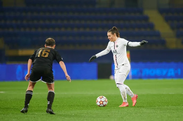 KHARKIV, UKRAINE - 8 Aralık 2021: Ramona Bachmann. UEFA Kadınlar Ligi 'nin futbol maçı Zhilstroi-1 PSG' ye karşı.. 