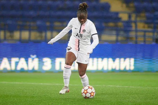 KHARKIV, UKRAINE 8 ARALIK 2021 Sandy Baltimore. UEFA Kadınlar Ligi 'nin futbol maçı Zhilstroi-1 PSG' ye karşı.. 