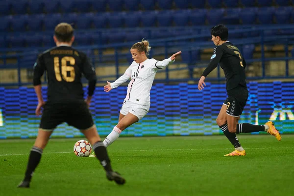 KHARKIV, UKRAINE - 8 Aralık 2021: Celin Bizet Ildhusey. UEFA Kadınlar Ligi 'nin futbol maçı Zhilstroi-1 PSG' ye karşı.. 