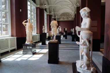 Dresden, Almanya - 19 Haziran 2021 Zwinger saray müzesinin içinde. Ustalar galerisi. Heykeller tüm dünyada bilinir..