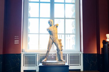 Dresden, Almanya - 19 Haziran 2021 Zwinger saray müzesinin içinde. Ustalar galerisi. Heykeller tüm dünyada bilinir..