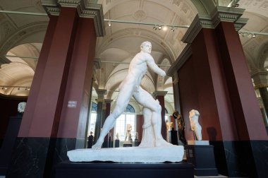 Dresden, Almanya - 19 Haziran 2021 Zwinger saray müzesinin içinde. Ustalar galerisi. Heykeller tüm dünyada bilinir..
