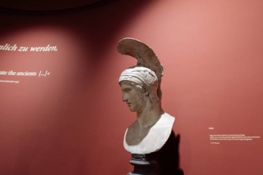 Dresden, Almanya - 19 Haziran 2021 Zwinger saray müzesinin içinde. Ustalar galerisi. Heykeller tüm dünyada bilinir..