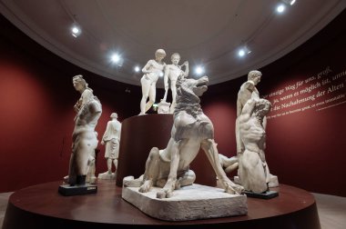 Dresden, Almanya - 19 Haziran 2021 Zwinger saray müzesinin içinde. Ustalar galerisi. Heykeller tüm dünyada bilinir..