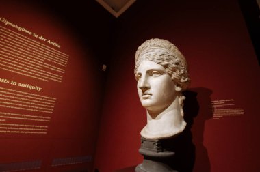 Dresden, Almanya - 19 Haziran 2021 Zwinger saray müzesinin içinde. Ustalar galerisi. Heykeller tüm dünyada bilinir..