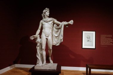 Dresden, Almanya - 19 Haziran 2021 Zwinger saray müzesinin içinde. Ustalar galerisi. Heykeller tüm dünyada bilinir..