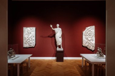 Dresden, Almanya - 19 Haziran 2021 Zwinger saray müzesinin içinde. Ustalar galerisi. Heykeller tüm dünyada bilinir..