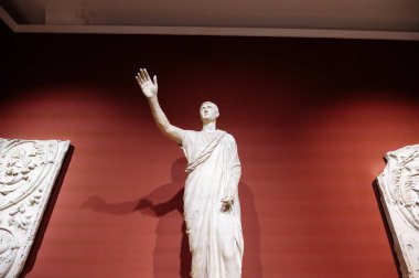 Dresden, Almanya - 19 Haziran 2021 Zwinger saray müzesinin içinde. Ustalar galerisi. Heykeller tüm dünyada bilinir..