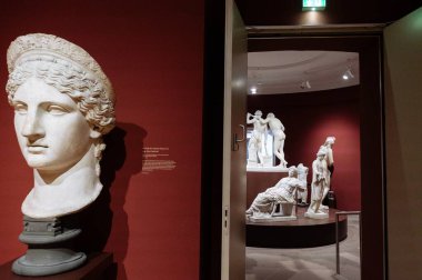 Dresden, Almanya - 19 Haziran 2021 Zwinger saray müzesinin içinde. Ustalar galerisi. Heykeller tüm dünyada bilinir..