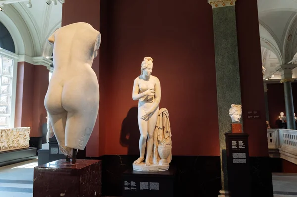 ドレスデン ドイツ 2021年6月19日 ツヴィンガー宮殿博物館の中 巨匠のギャラリー 彫刻は世界中で知られています — ストック写真