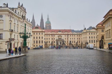 PRAGUE, CZECH REPUBLIC, 29 EKİM 2018: Prag Şatosu Hradcany 'deki güreş devlerinin heykelleriyle Yeni Kraliyet Sarayı' nın Matthias Kapısı (Novy kralovsky Palac), 