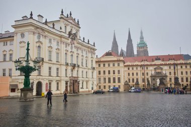 PRAGUE, CZECH REPUBLIC, 29 EKİM 2018: Prag Şatosu Hradcany 'deki güreş devlerinin heykelleriyle Yeni Kraliyet Sarayı' nın Matthias Kapısı (Novy kralovsky Palac), 