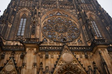PRAG, CZECH Cumhuriyet, 29 EKİM 2018: Saint Vitus Katedrali cephesi. Gotik mimarinin mükemmel bir örneği. Ülkedeki en büyük ve en önemli kilise.