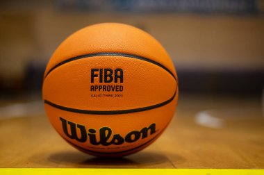 KHARKIV, UKRAINE - 4 Ocak 2022: Ukrayna Kupası BC Sokoly-BC Khimik basketbol maçı. Wilson basketbol topu 