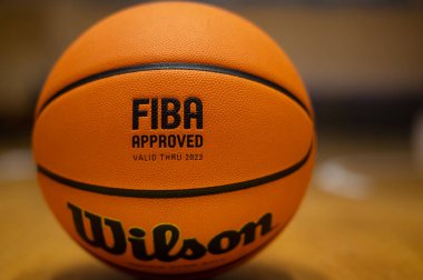 KHARKIV, UKRAINE - 4 Ocak 2022: Ukrayna Kupası BC Sokoly-BC Khimik basketbol maçı. Wilson basketbol topu 