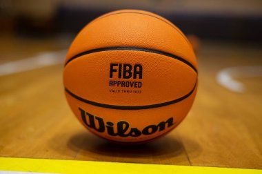 KHARKIV, UKRAINE - 4 Ocak 2022: Ukrayna Kupası BC Sokoly-BC Khimik basketbol maçı. Wilson basketbol topu 