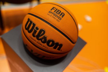 KHARKIV, UKRAINE - 4 Ocak 2022: Ukrayna Kupası BC Sokoly-BC Khimik basketbol maçı. Wilson basketbol topu 