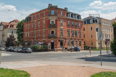 DRESDEN, ALMANY - 16 Mayıs 2017: Dresden caddesine bakın. Caddeye park edilmiş otomobiller 