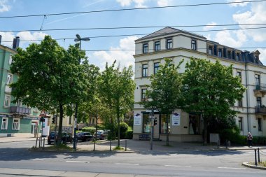 DRESDEN, ALMANY - 16 Mayıs 2017: Dresden caddesine bakın. Caddeye park edilmiş otomobiller 