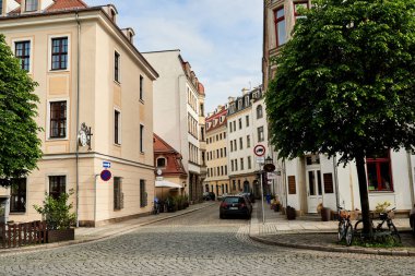 DRESDEN, ALMANY - 16 Mayıs 2017: Dresden caddesine bakın. Caddeye park edilmiş otomobiller 