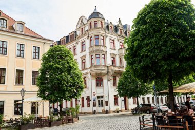 DRESDEN, ALMANY - 16 Mayıs 2017: Dresden caddesine bakın. Caddeye park edilmiş otomobiller 