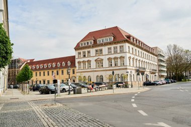 DRESDEN, ALMANY - 16 Mayıs 2017: Dresden caddesine bakın. Caddeye park edilmiş otomobiller 