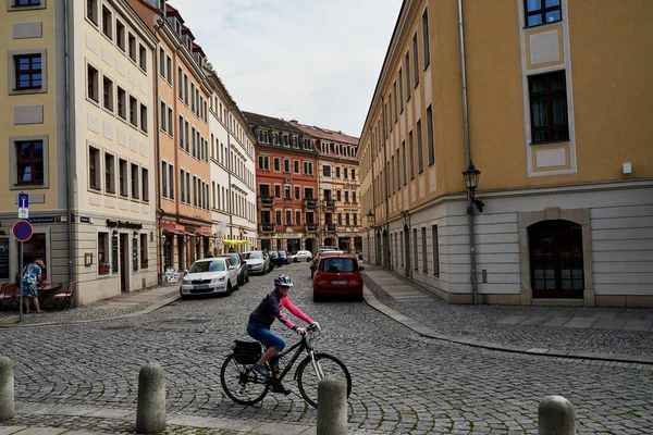 德累斯顿 2017年5月16日 观看德累斯顿的街道 停在街上的汽车 骑自行车的 — 图库照片