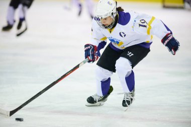 KHARKIV, UKRAINE - 5 Şubat 2022: bayanlar hokey ligi UHL maçı. Kadın hokey takımları arasındaki maç Panthers Ukraynalılara karşı