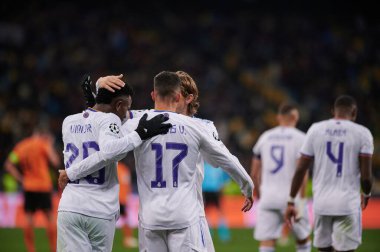 KYIV, UKRAINE - 19 Ekim 2021: Vinicius Junior, Luka Modriç, Lucas Vazquez, FC Shakhtar Donetsk - FC Real Madrid arasındaki UEFA Şampiyonlar Ligi maçında golü kutluyor