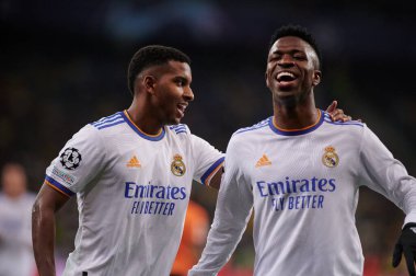 KYIV, UKRAINE - 19 Ekim 2021: Vinicius Junior, Rodrygo FC Shakhtar Donetsk ile FC Real Madrid arasındaki UEFA Şampiyonlar Ligi karşılaşmasında golü kutluyor