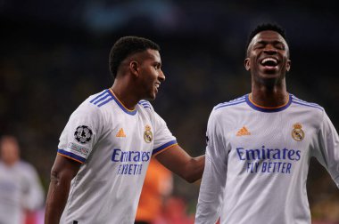 KYIV, UKRAINE - 19 Ekim 2021: Vinicius Junior, Rodrygo FC Shakhtar Donetsk ile FC Real Madrid arasındaki UEFA Şampiyonlar Ligi karşılaşmasında golü kutluyor