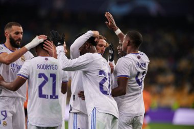 KYIV, UKRAINE - 19 Ekim 2021: Vinicius Junior, Luka Modriç, Karim Benzema (kaptan yardımcısı), Rodrygo, David Alaba UEFA Şampiyonlar Ligi FC Shakhtar Donetsk - FC Real Madrid arasındaki maç sırasında gol kutlaması yaptılar.