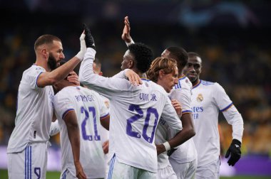KYIV, UKRAINE - 19 Ekim 2021: Vinicius Junior, Luka Modriç, Karim Benzema (kaptan yardımcısı), Rodrygo, David Alaba UEFA Şampiyonlar Ligi FC Shakhtar Donetsk - FC Real Madrid arasındaki maç sırasında gol kutlaması yaptılar.
