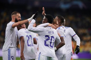 KYIV, UKRAINE - 19 Ekim 2021: Vinicius Junior, Luka Modriç, Karim Benzema (kaptan yardımcısı), Rodrygo, David Alaba UEFA Şampiyonlar Ligi FC Shakhtar Donetsk - FC Real Madrid arasındaki maç sırasında gol kutlaması yaptılar.