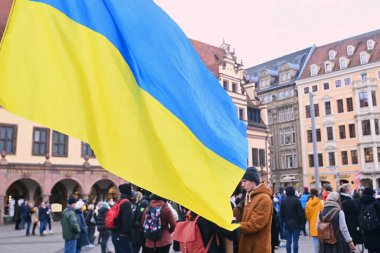 ALMANY, LEIPZIG: 5 Mart 2022 Ukrayna bayrağı. Rusya 'nın son saldırısına karşı Ukrayna' yı destekleyen bir gösteri Markt 'ta gerçekleşti