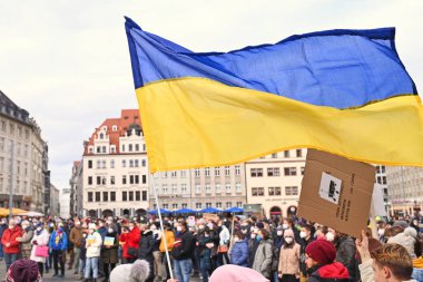 ALMANY, LEIPZIG: 5 Mart 2022 Ukrayna bayrağı. Rusya 'nın son saldırısına karşı Ukrayna' yı destekleyen bir gösteri Markt 'ta gerçekleşti