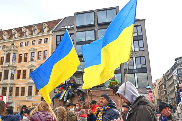 2022 우크라이나 러시아의 공격에 대항하여 우크라 이나를 지지하는 시위가 마르트에서 — 스톡 사진