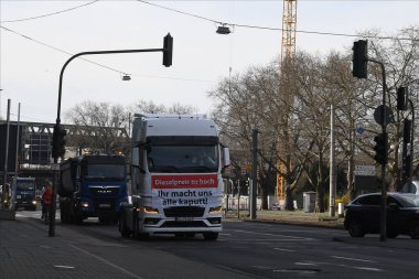 GERÇEK, COLOGNE: 12 Mart 2022: Benzin fiyatlarına yapılan zamları protesto